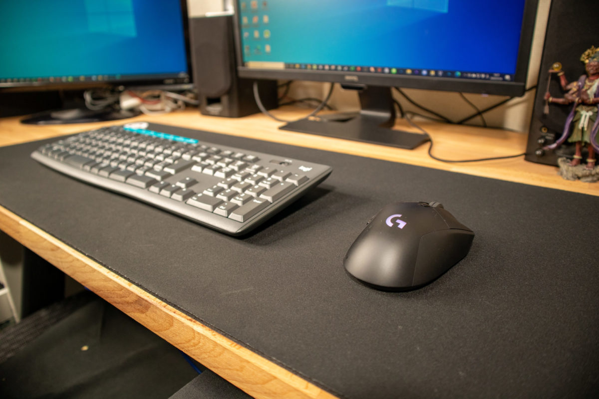 マウスパッド全体にキーボードとマウスを並べた様子