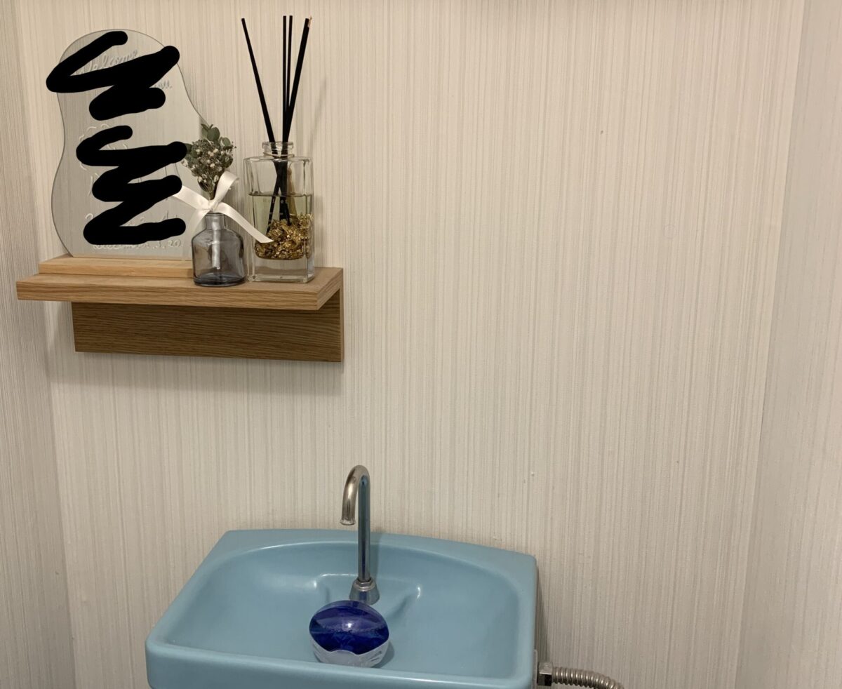 「壁に付けられる家具棚／３０ｃｍ」です。トイレの芳香剤置き用に設置しました。