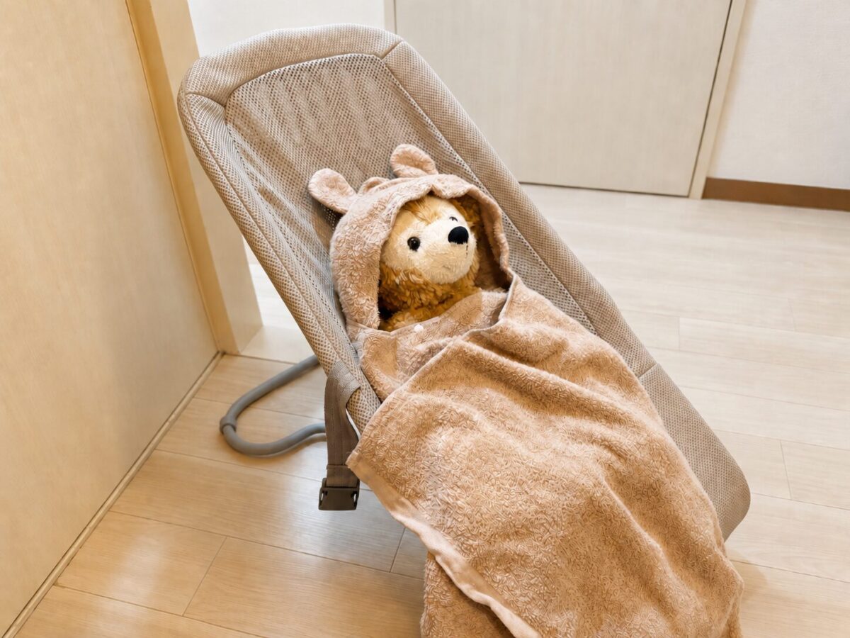 脱衣所でバウンサーに乗せて待機させる赤ちゃん