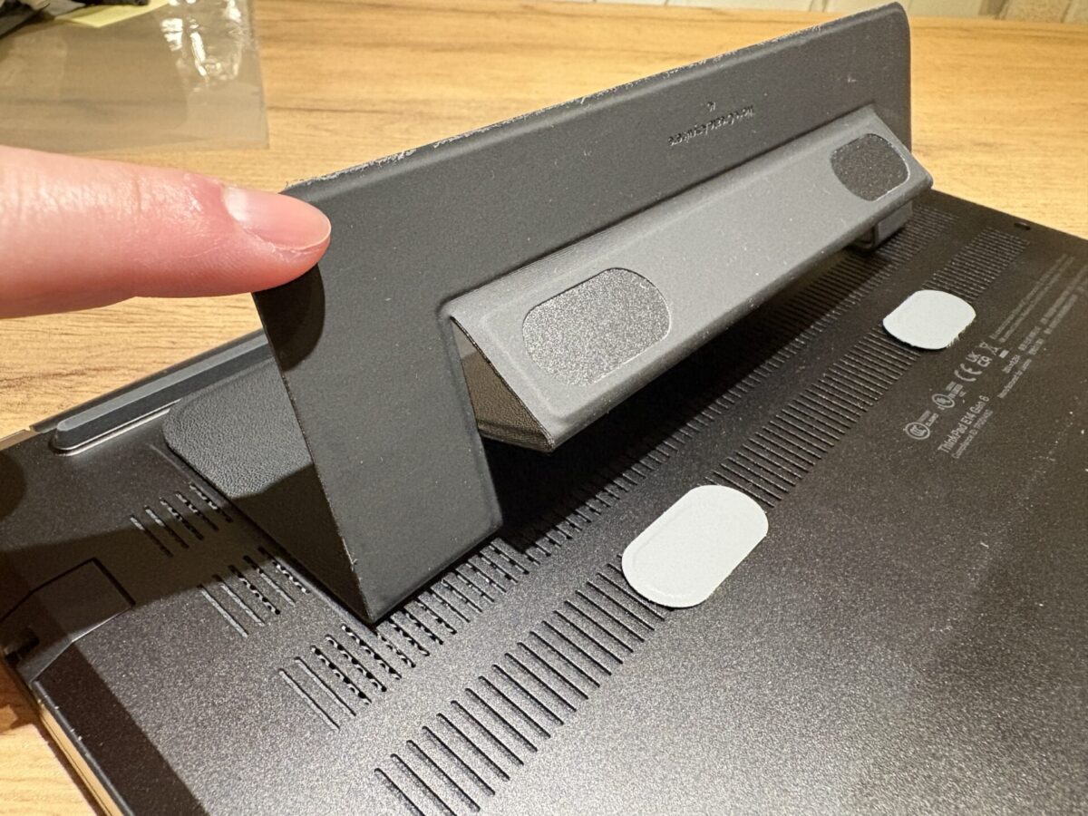 ノートPC底面を浮かせて放熱空間をつくるMOFT AirFlowの中空構造(15°の時)