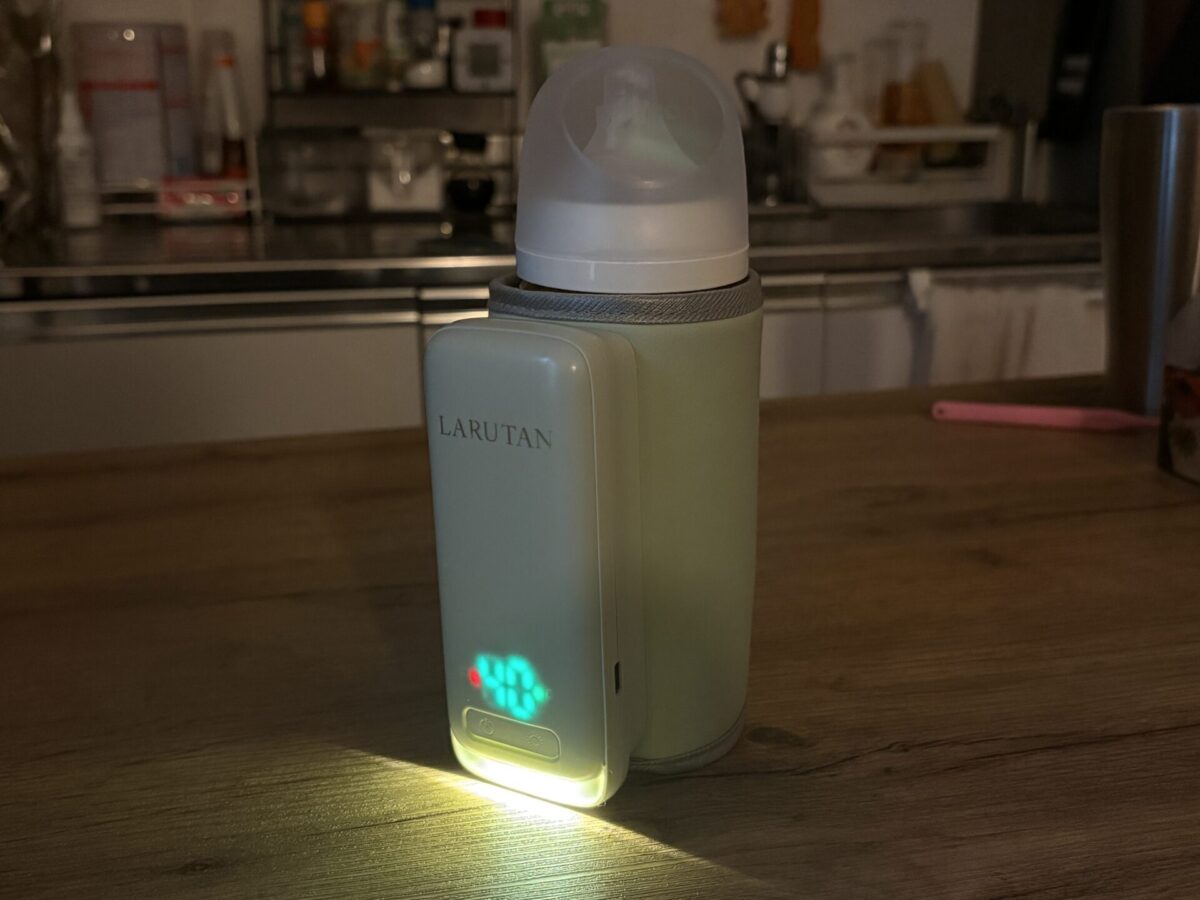 LARUTANのモバイルミルクウォーマーのLEDライトを光らせている様子