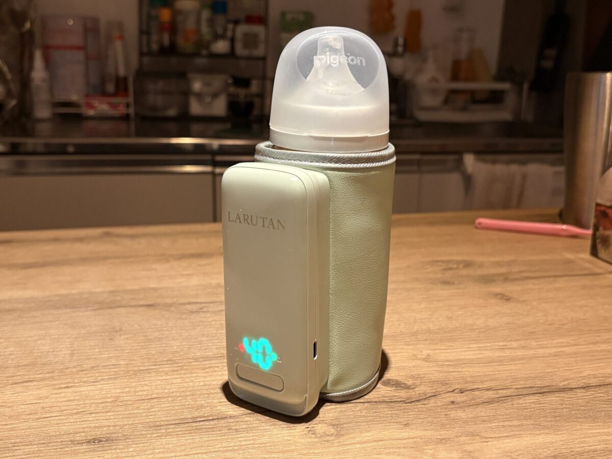 LARUTANのモバイルミルクウォーマーを哺乳瓶に巻き付けた様子