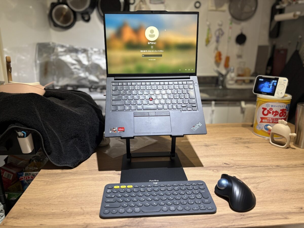 タブレット用の据え置き型スタンドにノートPCを乗せて本体ごと高い位置に置いていました