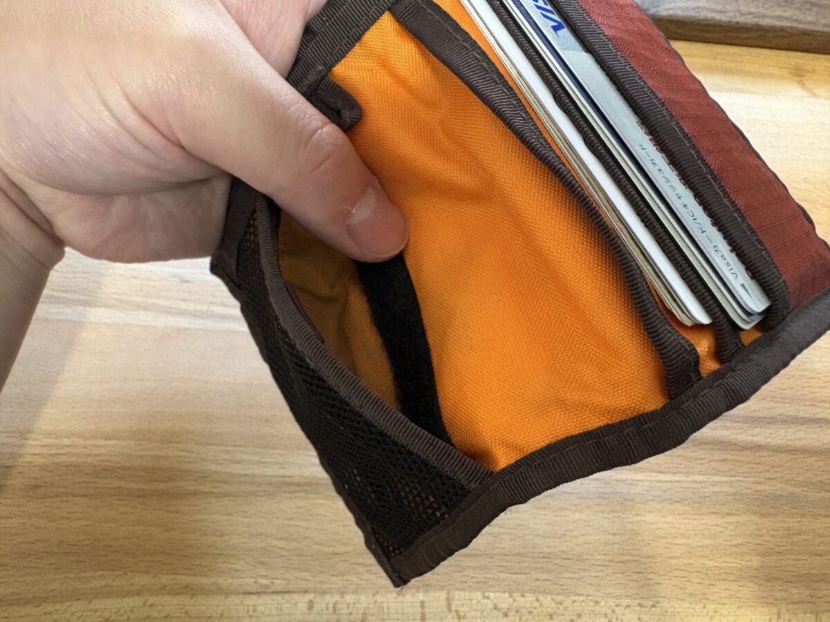 スリムワレットの小銭入れのマジックテープを開けた状態