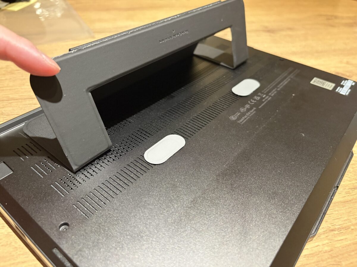ノートPC底面を浮かせて放熱空間をつくるMOFT AirFlowの中空構造(25°の時)