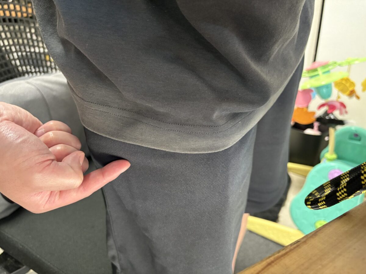 ズボンのポケットに入れてもかさばらないフラットワレットの薄さ