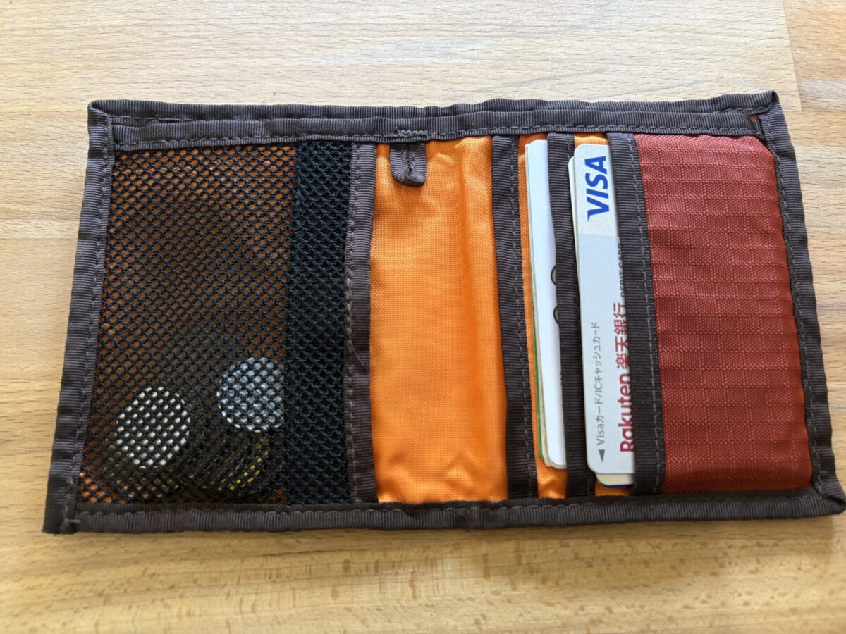 モンベル スリムワレットの内側メッシュ小銭入れの全体像