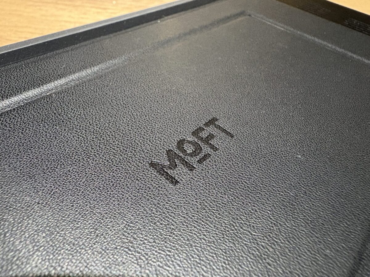 ィーガンレザーの質感がわかる黒のMOFT AirFlow