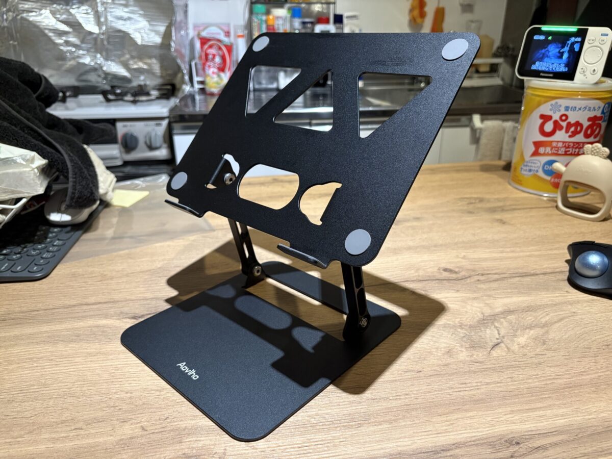 ノートPCを乗せて高さを出した据え置き型スタンド アオビホ(Aoviho)