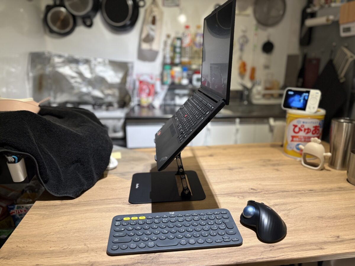ノートPCを乗せて高さを出した据え置き型スタンド アオビホ(Aoviho)