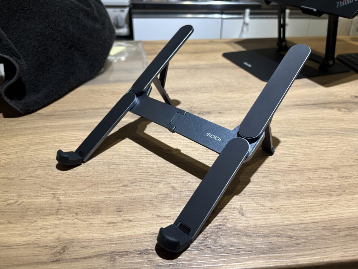 コンパクトに折りたためる折り畳み式スタンド SODI
