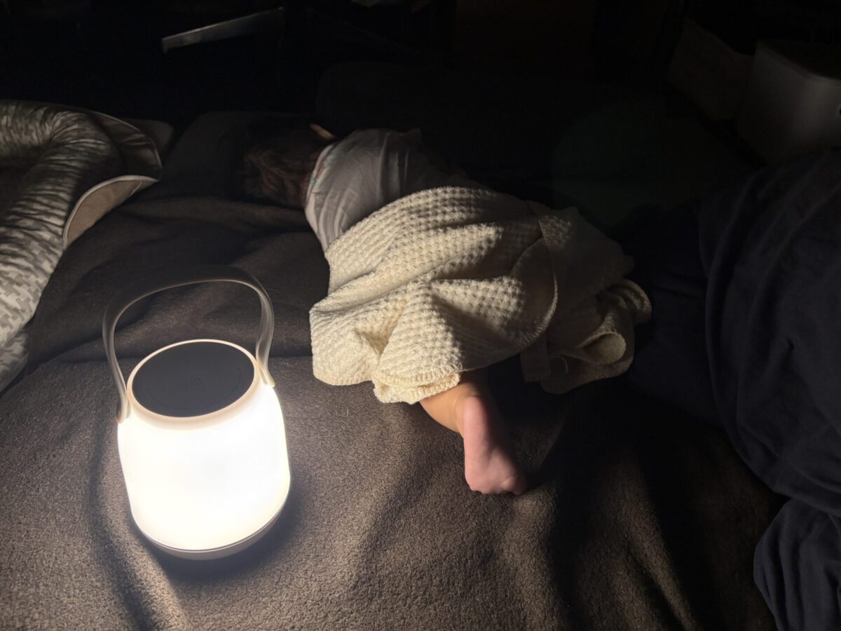 ニトリのLEDランタン（DX-M06）を一番強く点灯させた夜間の様子