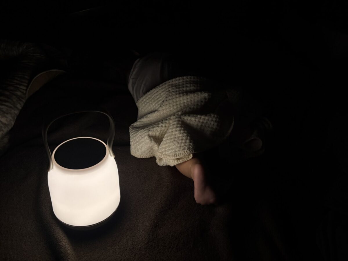 ニトリのLEDランタン（DX-M06）を一番弱く点灯させた夜間の様子
