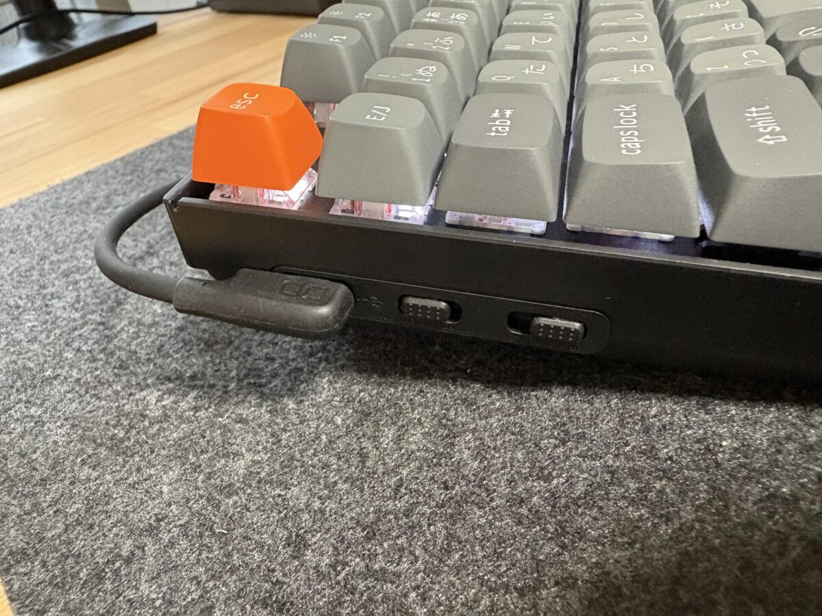Keychron K8 MaxにUSB Type-Cケーブルを挿しっぱなしにしている状態