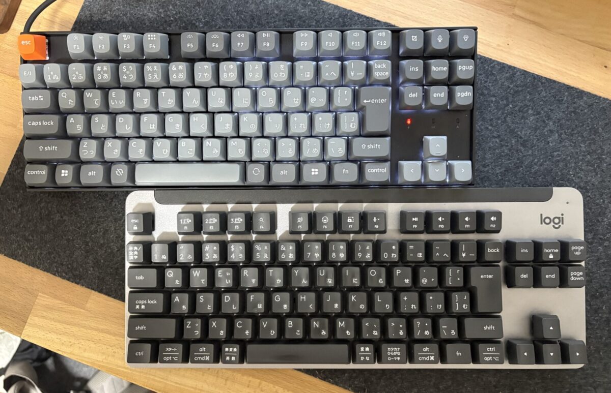 Keychron K8 Maxとロジクール SIGNATURE K855を並べた画像