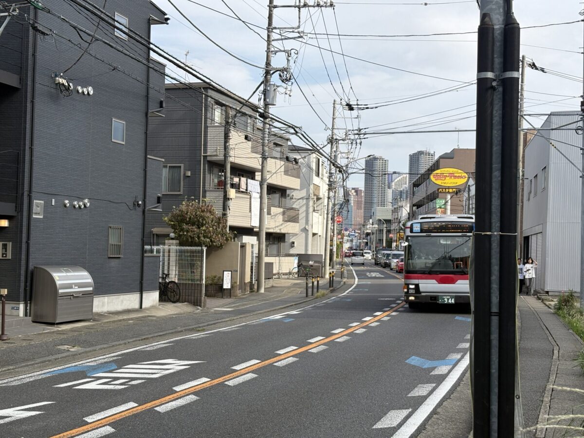 宮内から武蔵小杉方面へ向かう府中街道のバス通り