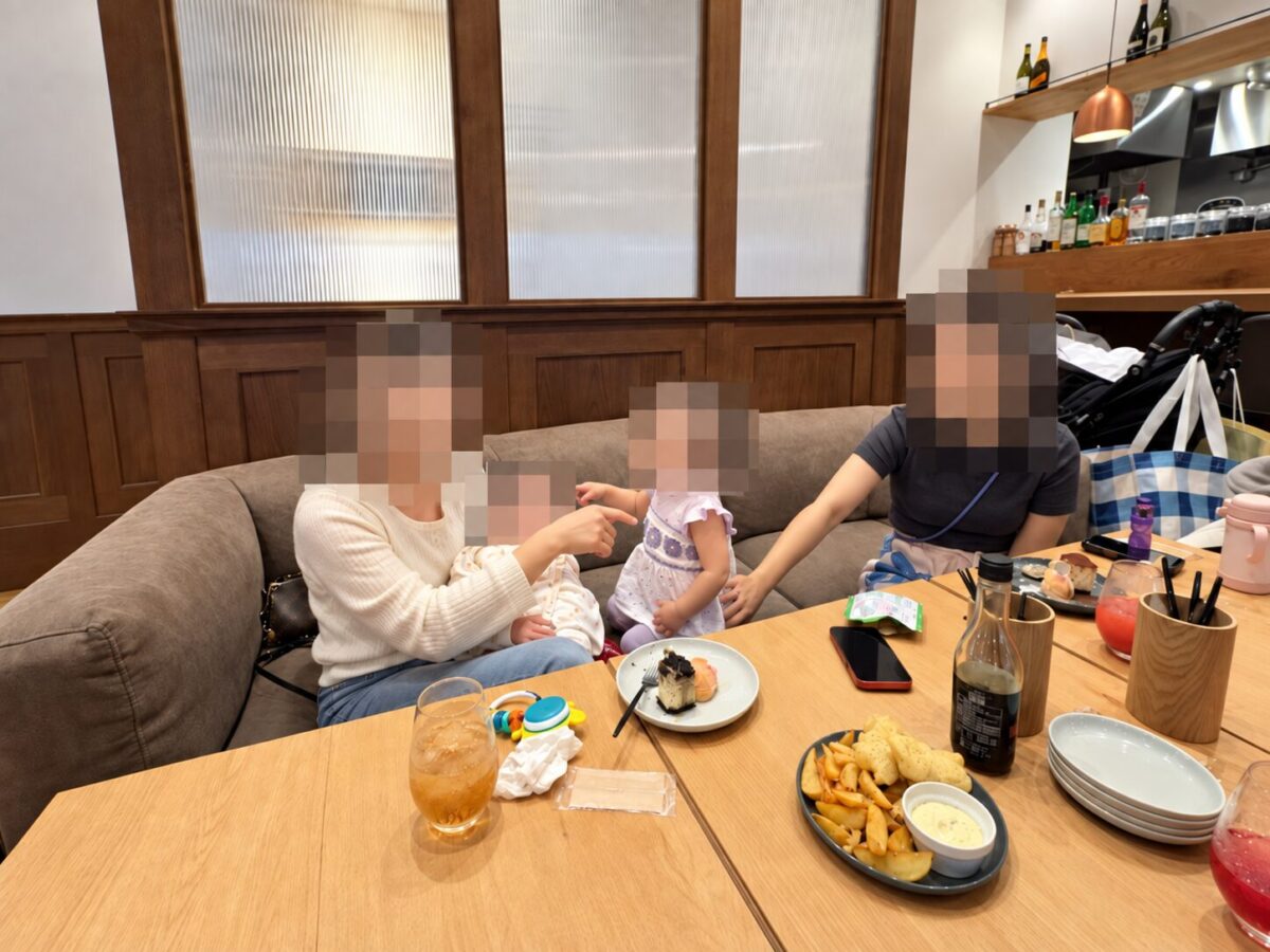 3rd AvenueのKOSUGI Cafeにあるベビーカーのまま入れる広いソファ席